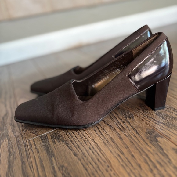 Stuart Weitzman Brown square toe Heels, size 7.5 - Picture 4 of 7